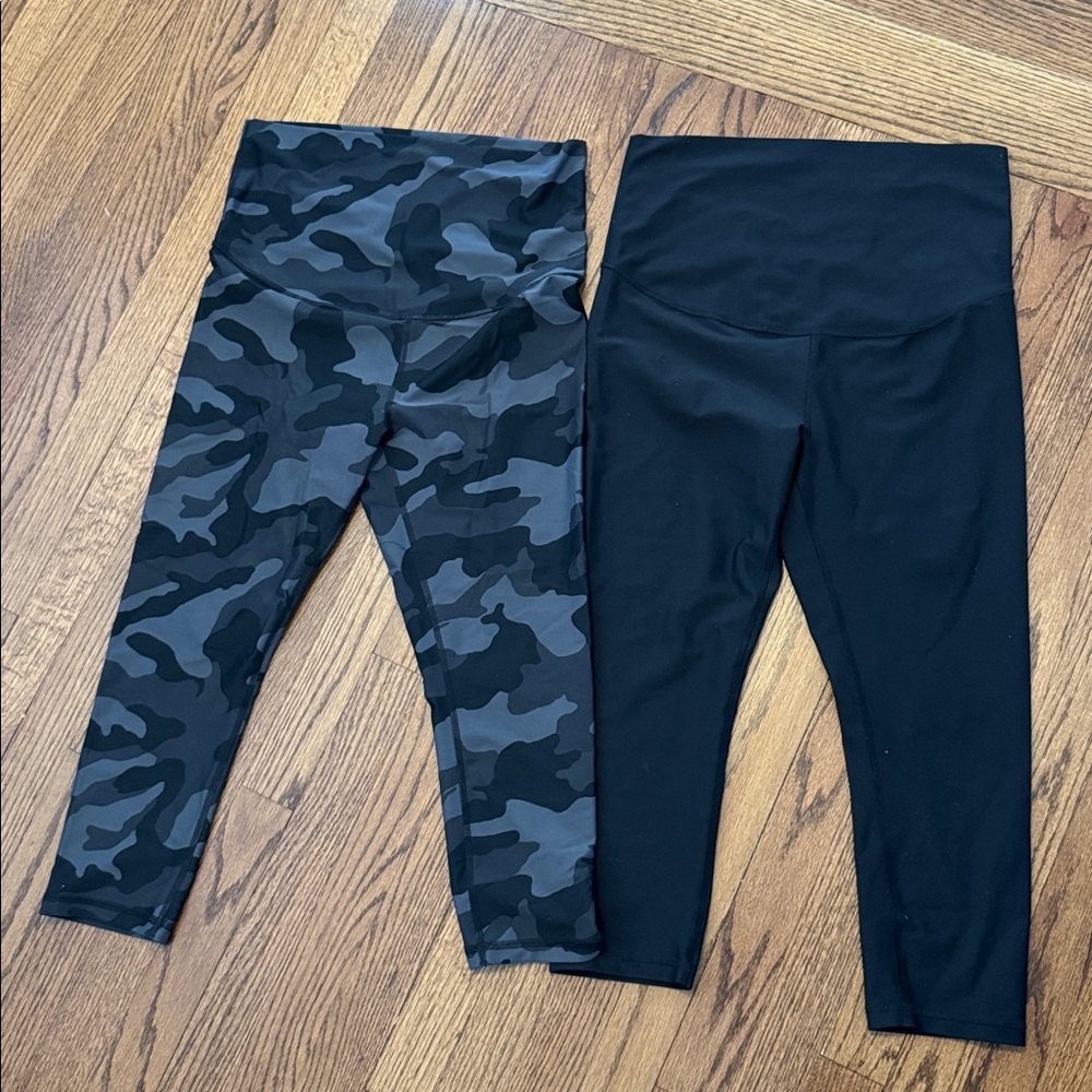 Old Navy Maternity - Black and Camouflage Leggings - Cropped M